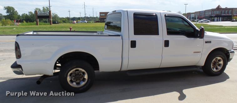 image for item L7126 2004 Ford F250 Super Duty XLT Crew Cab pickup truck