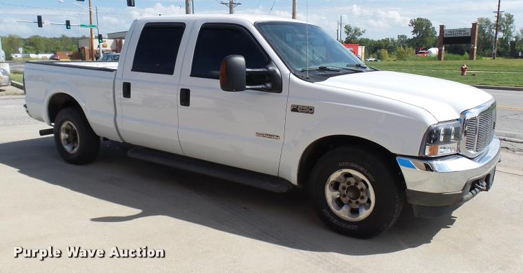 image for item L7126 2004 Ford F250 Super Duty XLT Crew Cab pickup truck