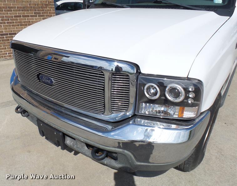 image for item L7126 2004 Ford F250 Super Duty XLT Crew Cab pickup truck