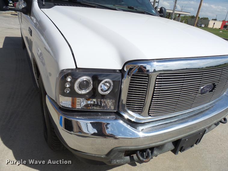 image for item L7126 2004 Ford F250 Super Duty XLT Crew Cab pickup truck