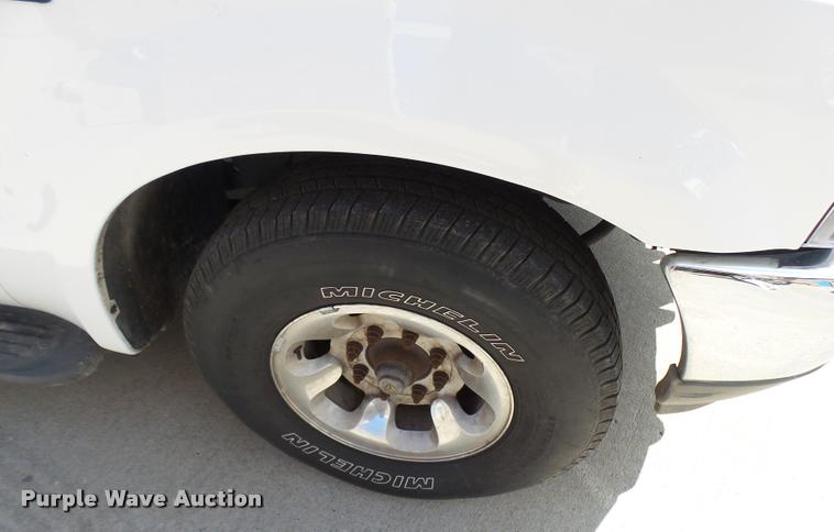 image for item L7126 2004 Ford F250 Super Duty XLT Crew Cab pickup truck