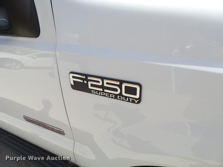 image for item L7126 2004 Ford F250 Super Duty XLT Crew Cab pickup truck