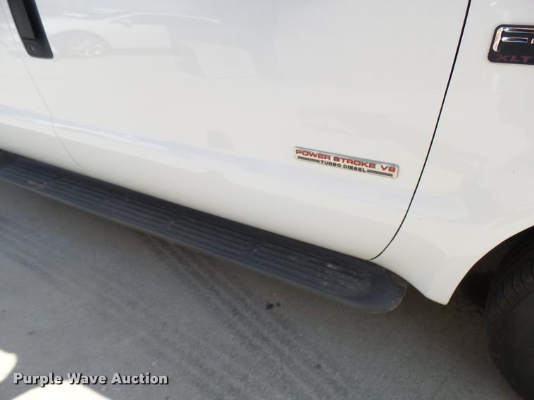 image for item L7126 2004 Ford F250 Super Duty XLT Crew Cab pickup truck