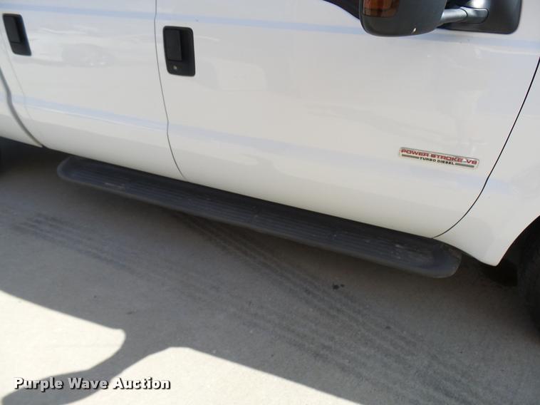 image for item L7126 2004 Ford F250 Super Duty XLT Crew Cab pickup truck