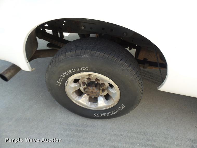 image for item L7126 2004 Ford F250 Super Duty XLT Crew Cab pickup truck