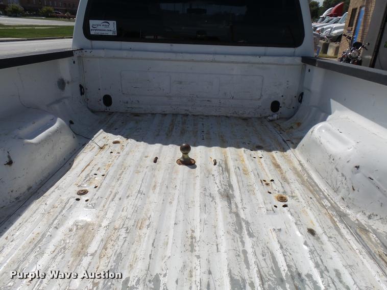 image for item L7126 2004 Ford F250 Super Duty XLT Crew Cab pickup truck