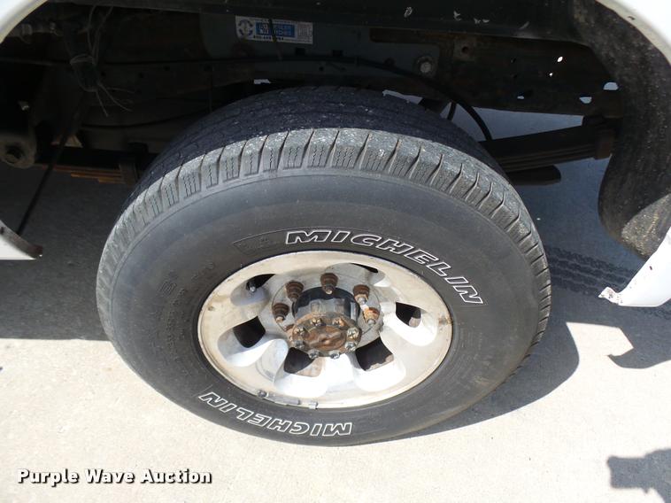 image for item L7126 2004 Ford F250 Super Duty XLT Crew Cab pickup truck