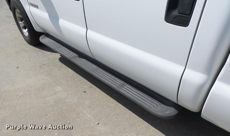 image for item L7126 2004 Ford F250 Super Duty XLT Crew Cab pickup truck