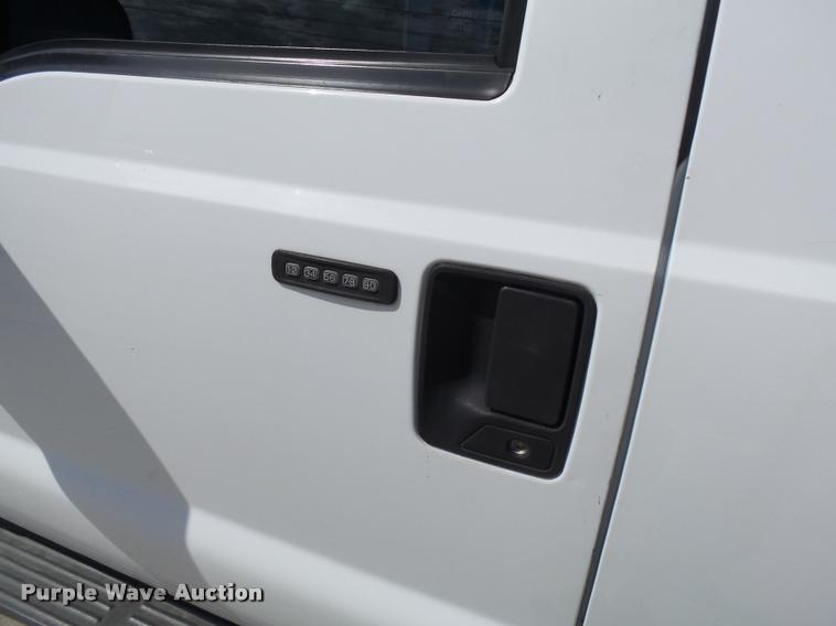 image for item L7126 2004 Ford F250 Super Duty XLT Crew Cab pickup truck