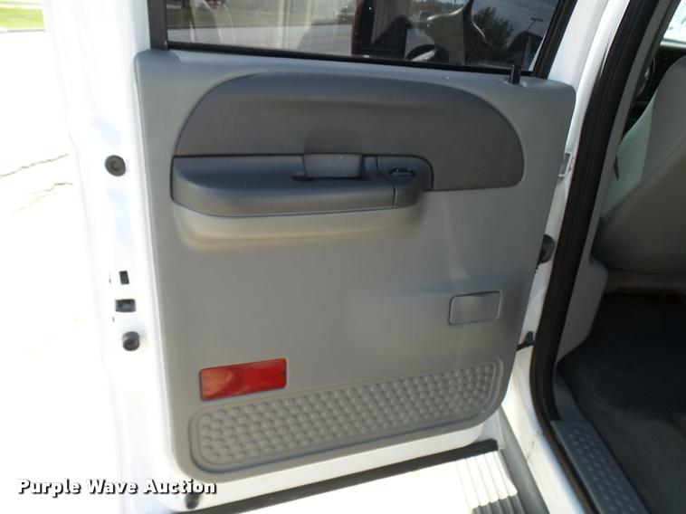 image for item L7126 2004 Ford F250 Super Duty XLT Crew Cab pickup truck
