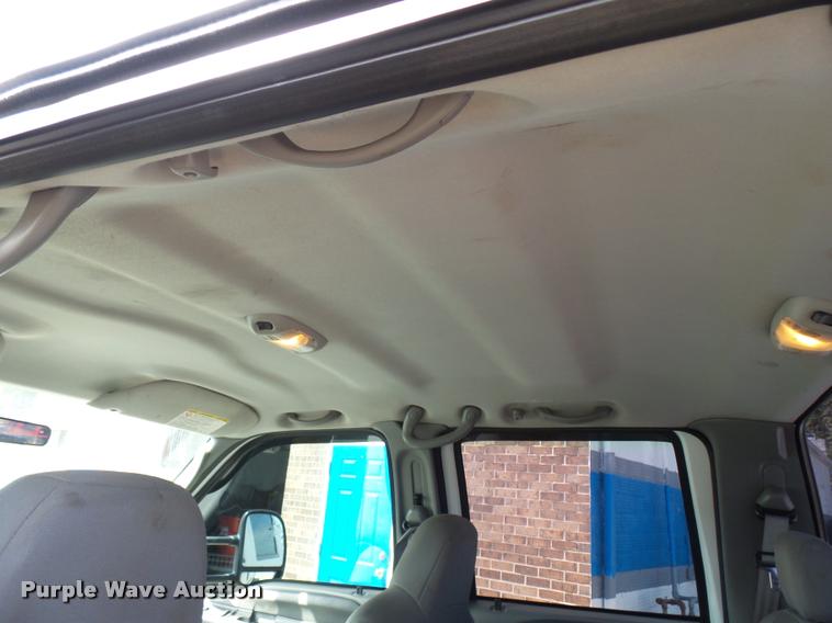 image for item L7126 2004 Ford F250 Super Duty XLT Crew Cab pickup truck