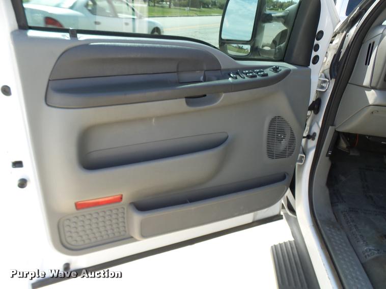 image for item L7126 2004 Ford F250 Super Duty XLT Crew Cab pickup truck