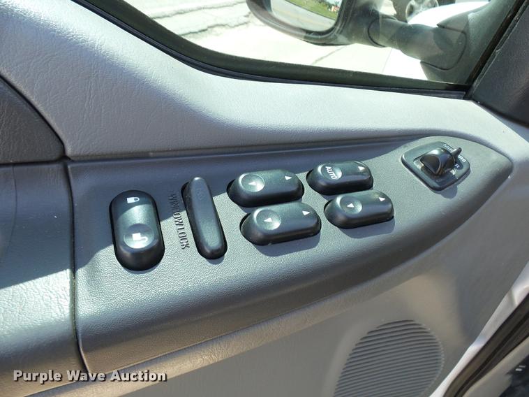 image for item L7126 2004 Ford F250 Super Duty XLT Crew Cab pickup truck