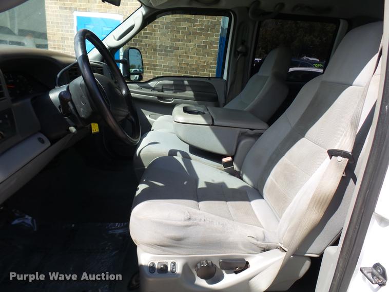 image for item L7126 2004 Ford F250 Super Duty XLT Crew Cab pickup truck