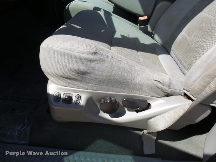 image for item L7126 2004 Ford F250 Super Duty XLT Crew Cab pickup truck