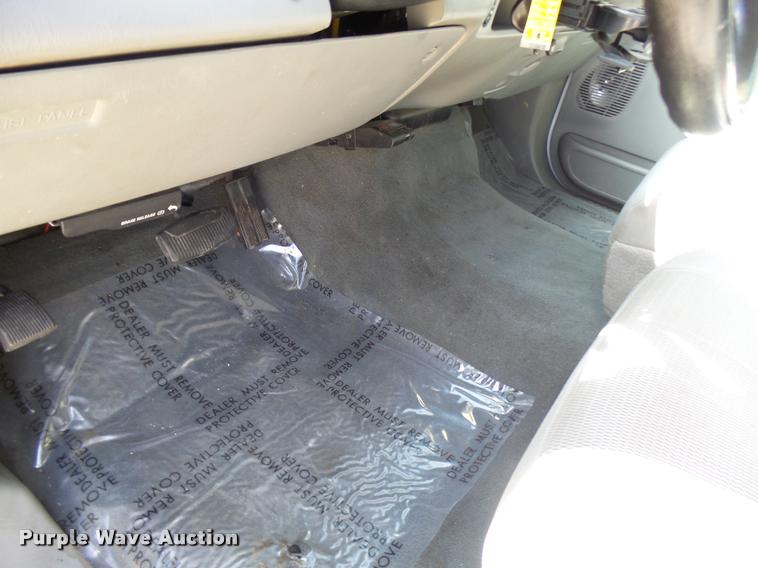 image for item L7126 2004 Ford F250 Super Duty XLT Crew Cab pickup truck