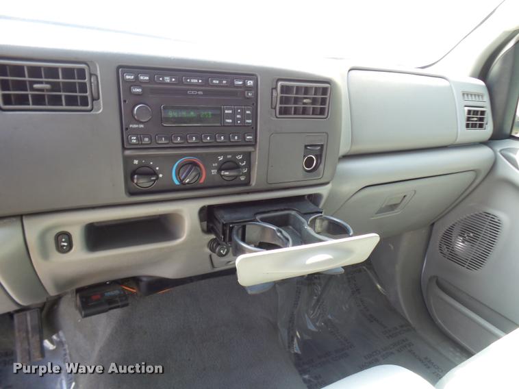 image for item L7126 2004 Ford F250 Super Duty XLT Crew Cab pickup truck