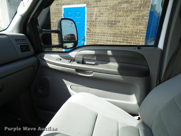 image for item L7126 2004 Ford F250 Super Duty XLT Crew Cab pickup truck