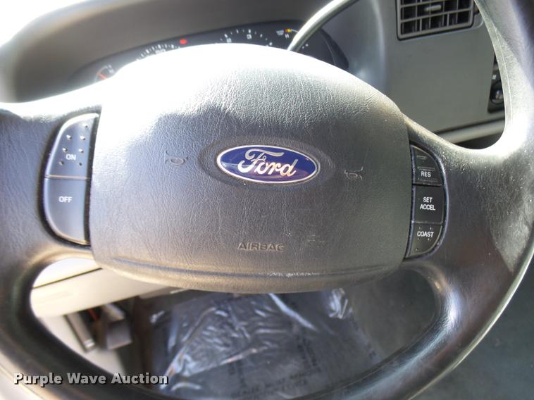 image for item L7126 2004 Ford F250 Super Duty XLT Crew Cab pickup truck