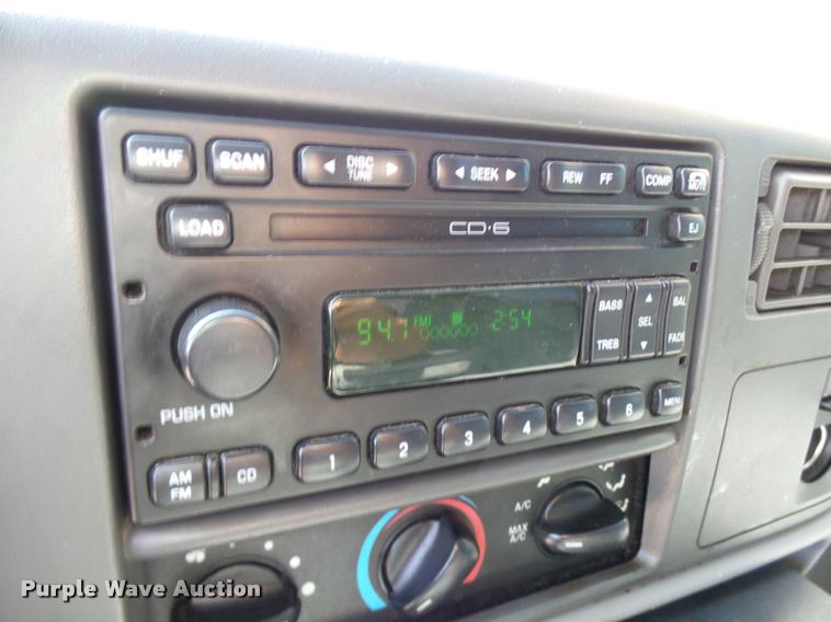 image for item L7126 2004 Ford F250 Super Duty XLT Crew Cab pickup truck