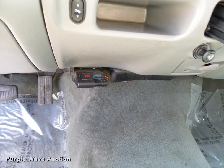 image for item L7126 2004 Ford F250 Super Duty XLT Crew Cab pickup truck