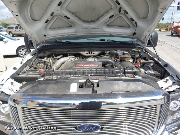 image for item L7126 2004 Ford F250 Super Duty XLT Crew Cab pickup truck