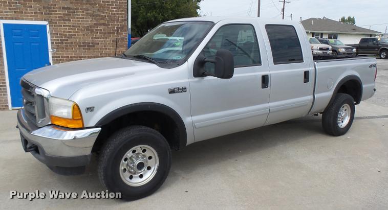 image for item L7128 2001 Ford F250 Super Duty XLT Crew Cab pickup truck