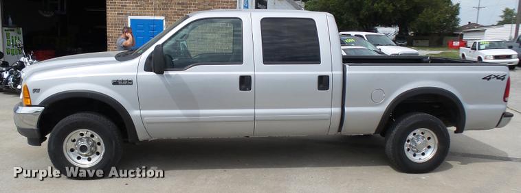 image for item L7128 2001 Ford F250 Super Duty XLT Crew Cab pickup truck