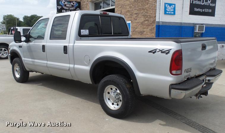 image for item L7128 2001 Ford F250 Super Duty XLT Crew Cab pickup truck