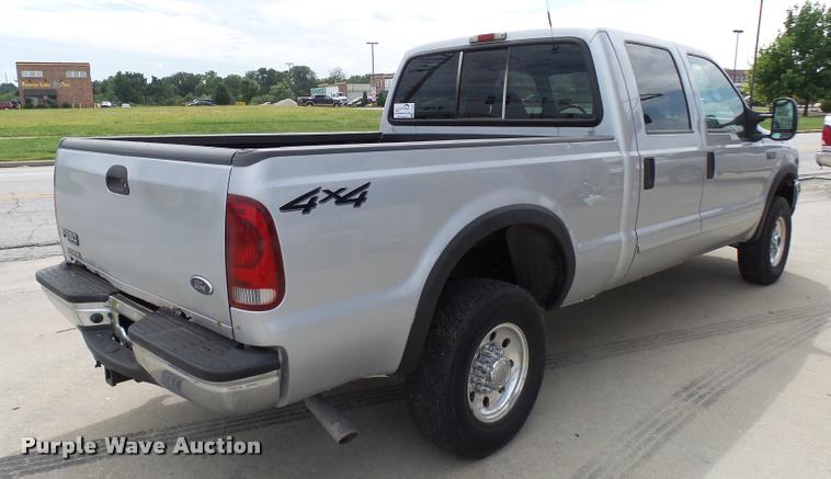 image for item L7128 2001 Ford F250 Super Duty XLT Crew Cab pickup truck