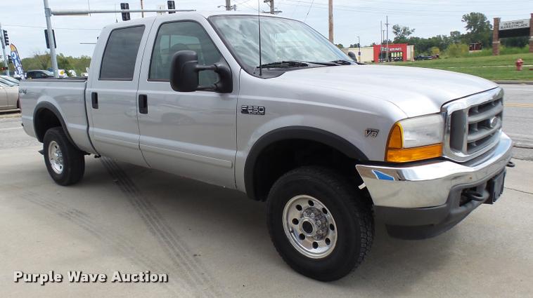 image for item L7128 2001 Ford F250 Super Duty XLT Crew Cab pickup truck