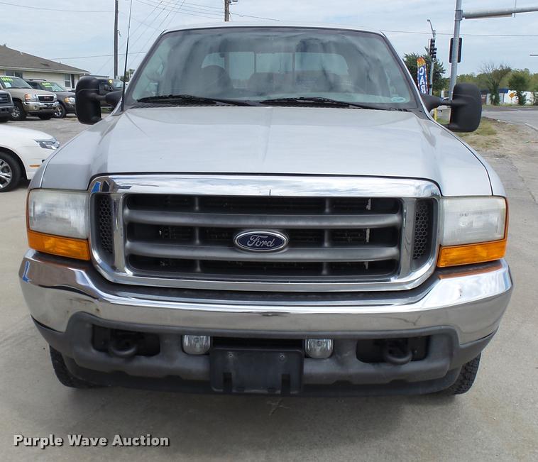 image for item L7128 2001 Ford F250 Super Duty XLT Crew Cab pickup truck