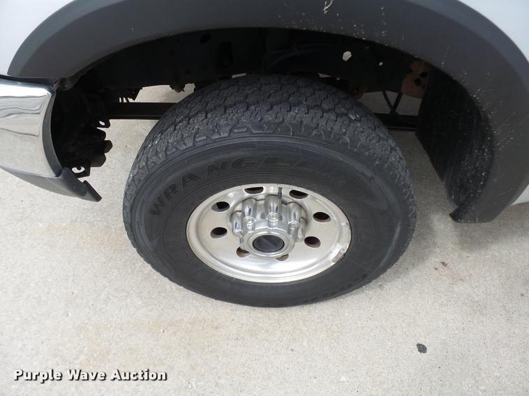 image for item L7128 2001 Ford F250 Super Duty XLT Crew Cab pickup truck