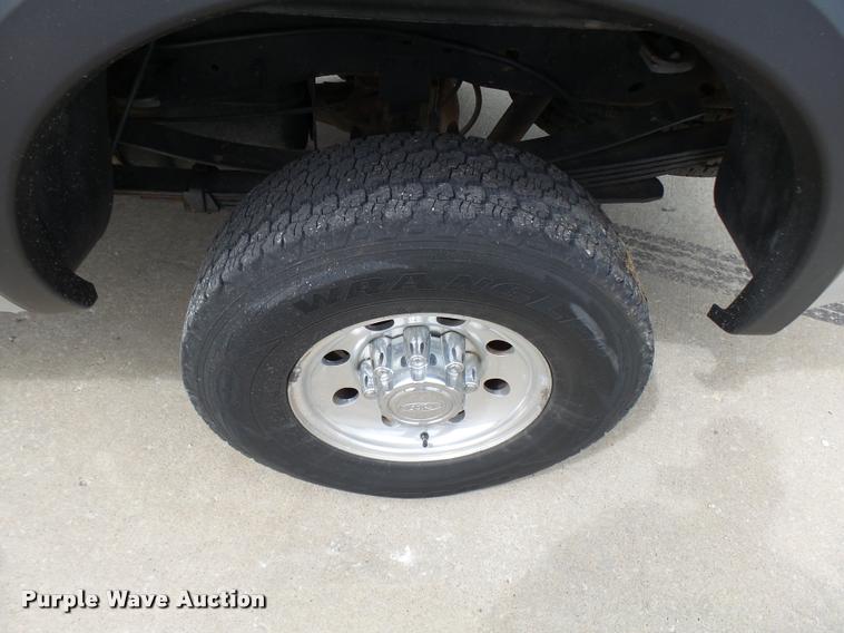 image for item L7128 2001 Ford F250 Super Duty XLT Crew Cab pickup truck