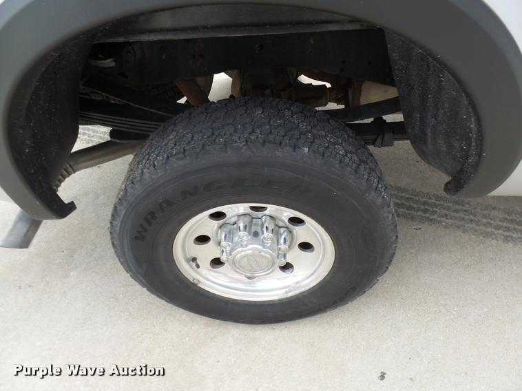 image for item L7128 2001 Ford F250 Super Duty XLT Crew Cab pickup truck