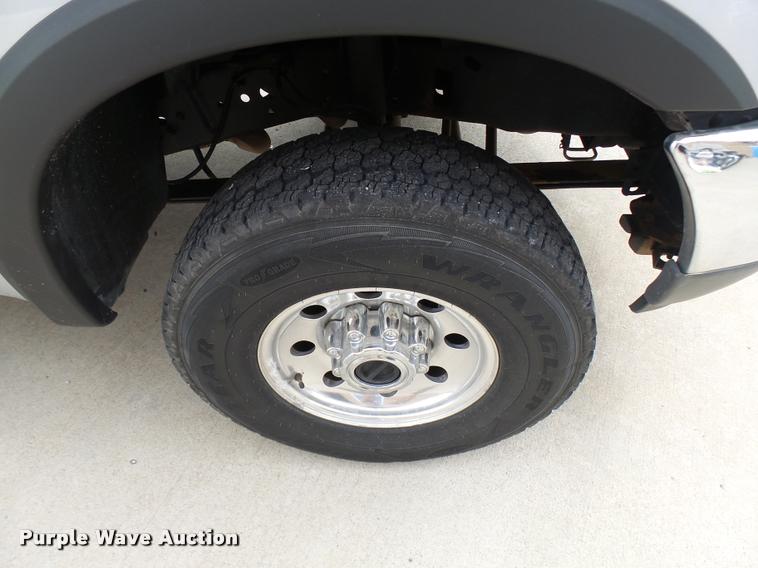 image for item L7128 2001 Ford F250 Super Duty XLT Crew Cab pickup truck