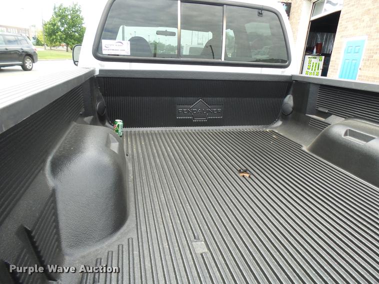 image for item L7128 2001 Ford F250 Super Duty XLT Crew Cab pickup truck
