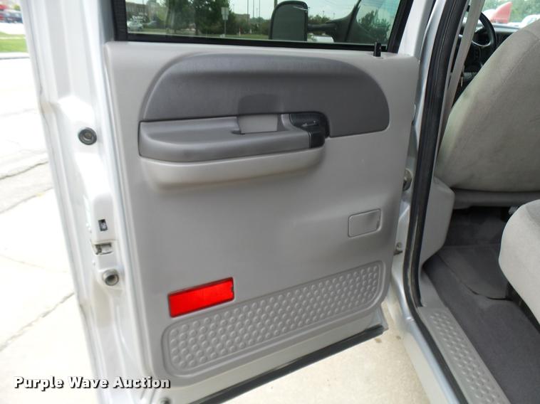 image for item L7128 2001 Ford F250 Super Duty XLT Crew Cab pickup truck