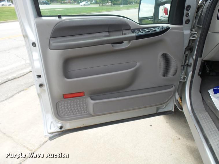 image for item L7128 2001 Ford F250 Super Duty XLT Crew Cab pickup truck