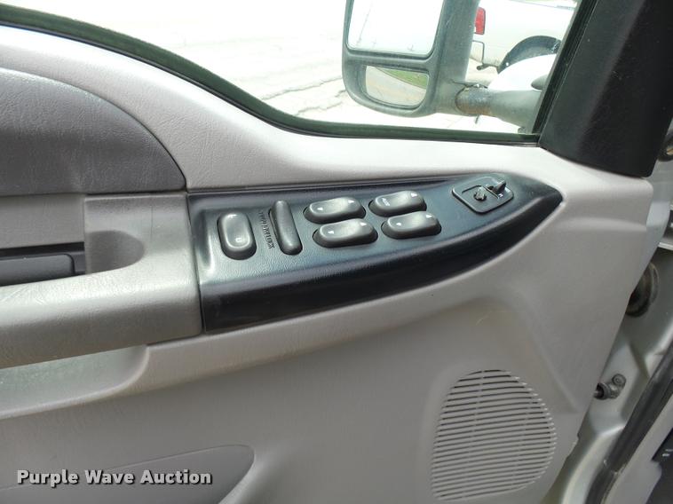 image for item L7128 2001 Ford F250 Super Duty XLT Crew Cab pickup truck