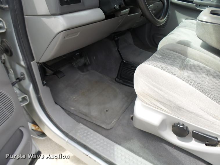 image for item L7128 2001 Ford F250 Super Duty XLT Crew Cab pickup truck