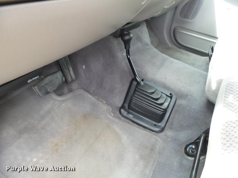 image for item L7128 2001 Ford F250 Super Duty XLT Crew Cab pickup truck