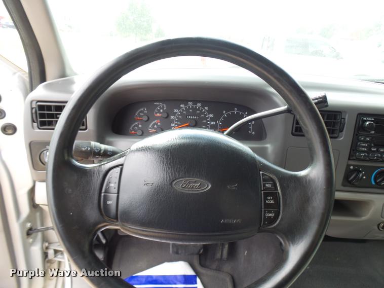 image for item L7128 2001 Ford F250 Super Duty XLT Crew Cab pickup truck