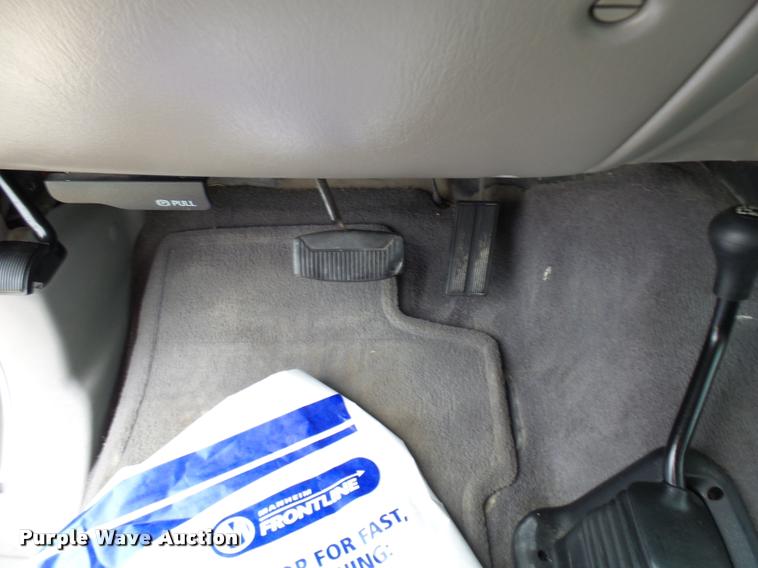 image for item L7128 2001 Ford F250 Super Duty XLT Crew Cab pickup truck