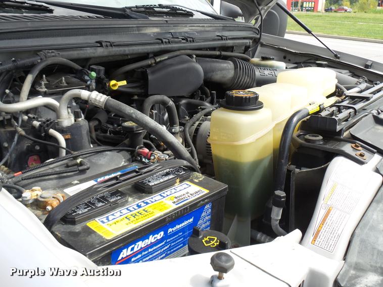 image for item L7128 2001 Ford F250 Super Duty XLT Crew Cab pickup truck