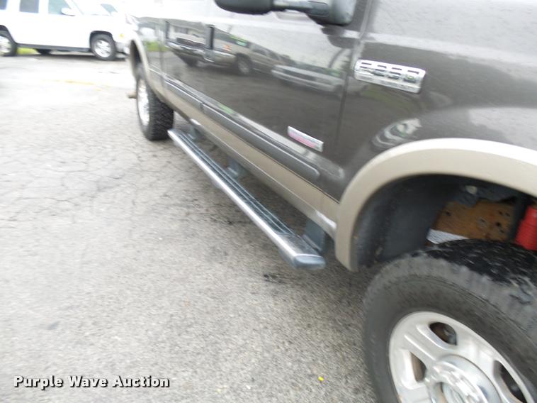 image for item N9495 2006 Ford F250 Super Duty Lariat FX4 Crew Cab pickup truck