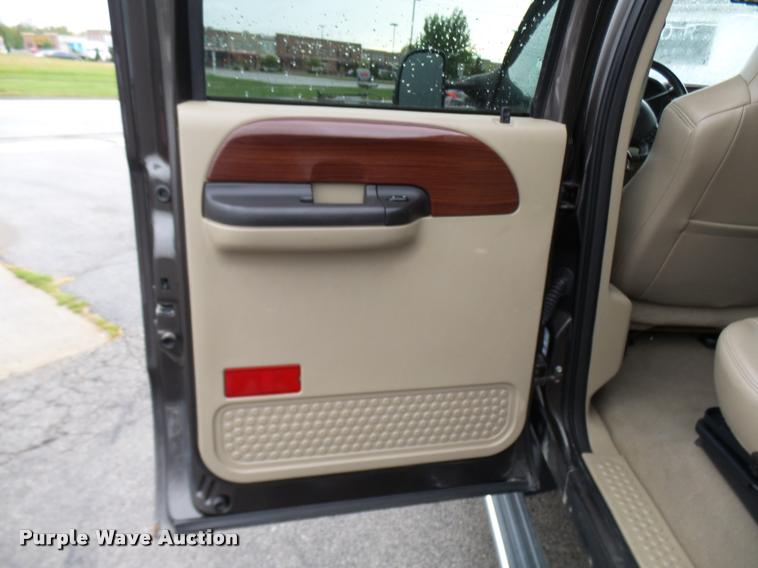 image for item N9495 2006 Ford F250 Super Duty Lariat FX4 Crew Cab pickup truck