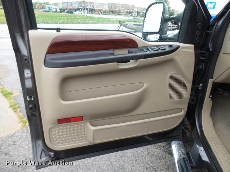 image for item N9495 2006 Ford F250 Super Duty Lariat FX4 Crew Cab pickup truck