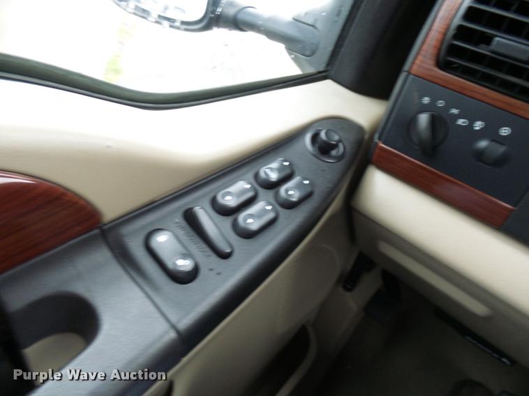 image for item N9495 2006 Ford F250 Super Duty Lariat FX4 Crew Cab pickup truck