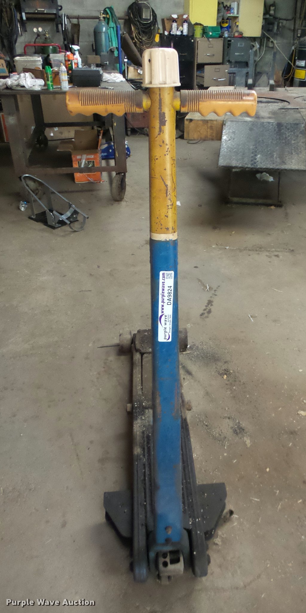 Walker floor jack in Wichita, KS Item DA9824 sold Purple Wave